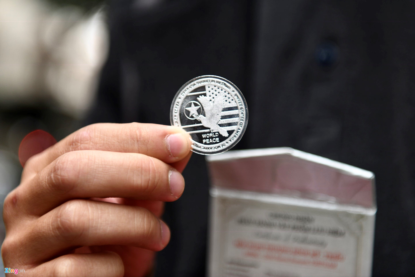 Chen chân mua đồng xu kỷ niệm thượng đỉnh Mỹ - Triều