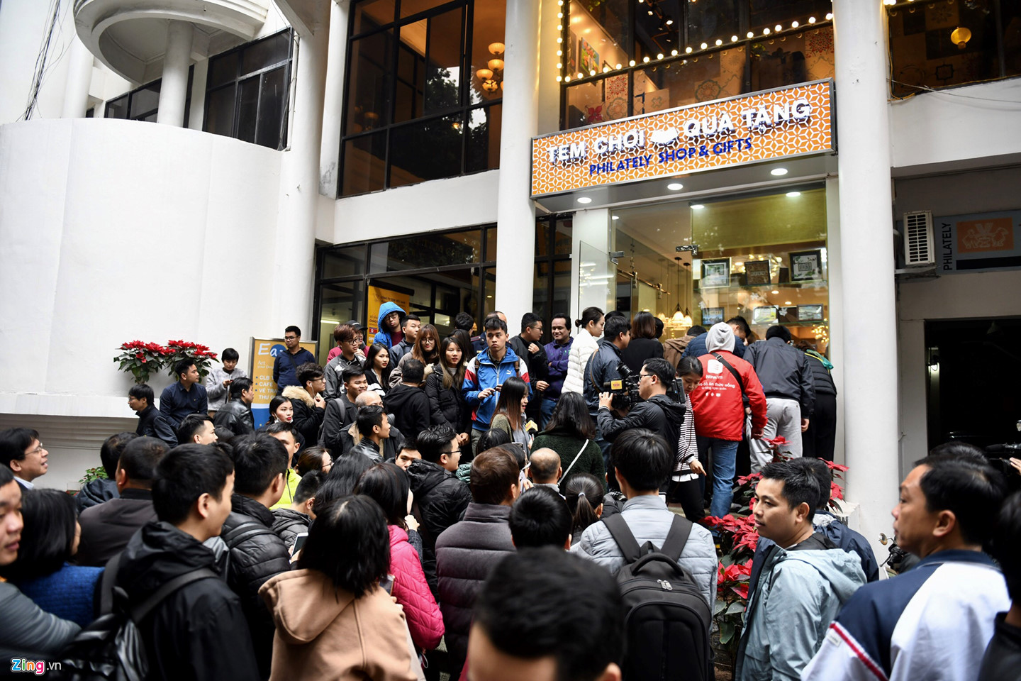 Chen chân mua đồng xu kỷ niệm thượng đỉnh Mỹ - Triều