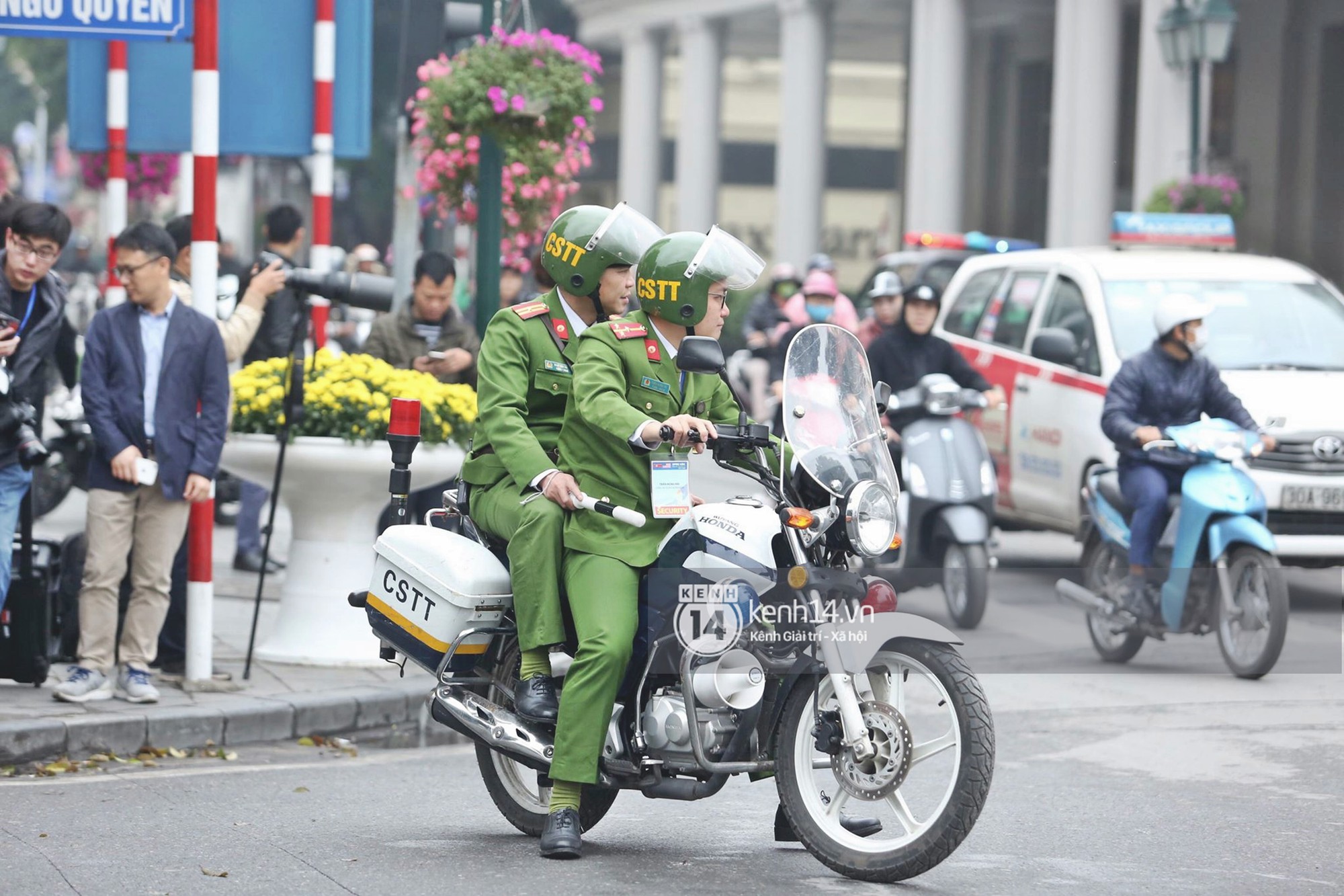 Ngày đầu thượng đỉnh Mỹ - Triều: An ninh thắt chặt tại khách sạn Metropole, người dân lân cận phải xuất trình CMT để được vào nhà