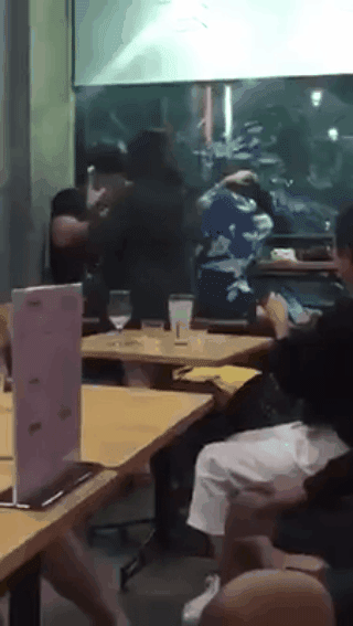 Chồng hẹn hò nhân tình trong quán trà sữa, vợ bầu vượt mặt lao vào túm tóc tát tới tấp: Tao đang chửa đẻ mà mày khốn nạn thế này à?