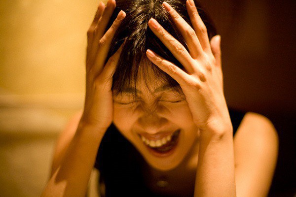 Ném thẳng ly nước vào người sếp, tôi tưởng chừng mất việc nhưng lại được cứu nguy nhờ một người không ngờ tới