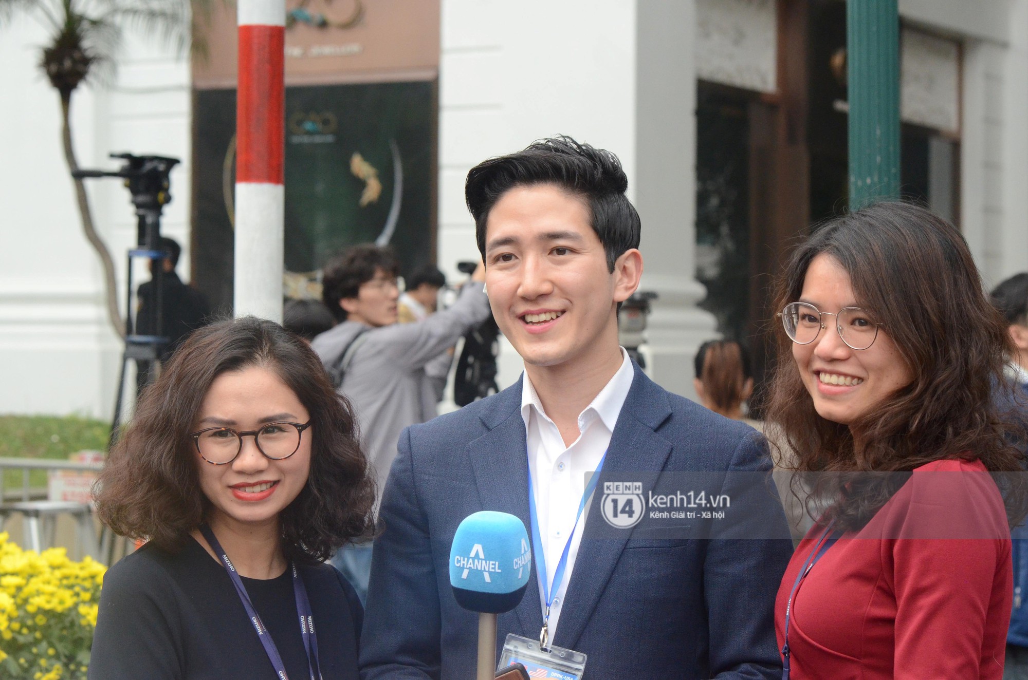 Nhiều chị em công sở bủa vây, tranh nhau chụp ảnh cùng nam phóng viên Hàn Quốc điển trai trên phố Hà Nội