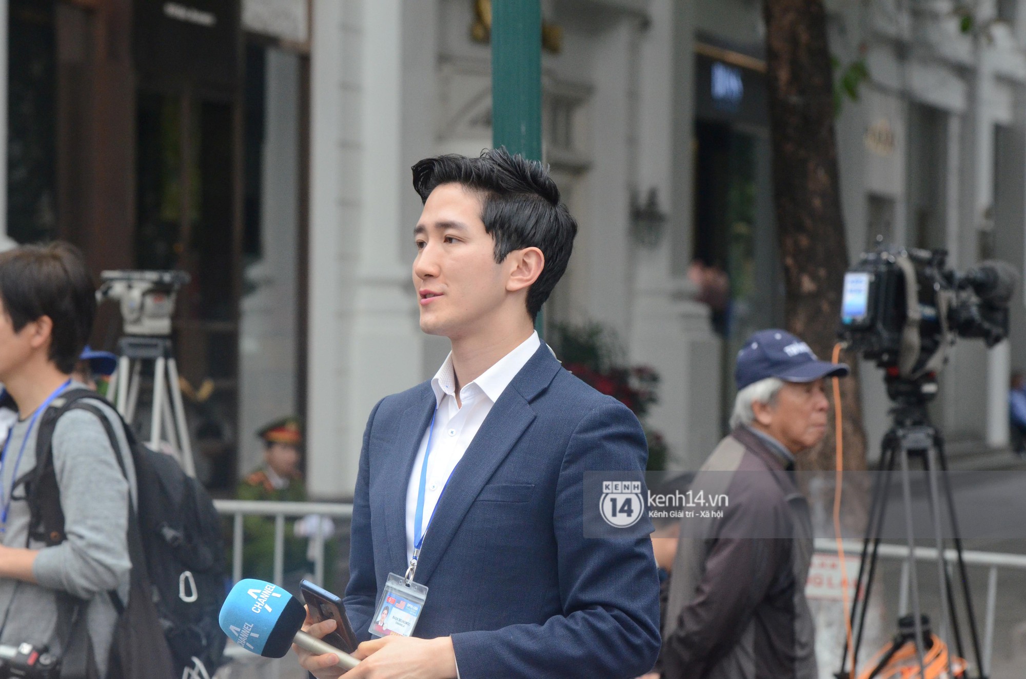 Nhiều chị em công sở bủa vây, tranh nhau chụp ảnh cùng nam phóng viên Hàn Quốc điển trai trên phố Hà Nội