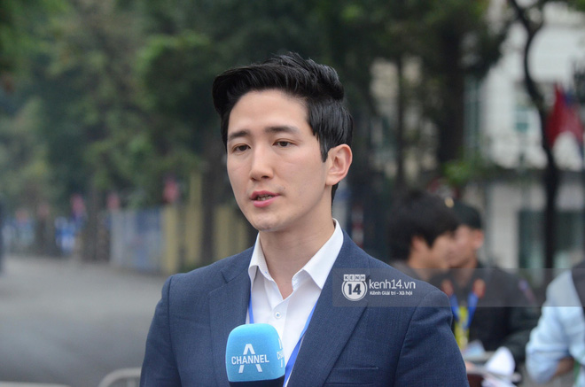 Nhiều chị em công sở bủa vây, tranh nhau chụp ảnh cùng nam phóng viên Hàn Quốc điển trai trên phố Hà Nội