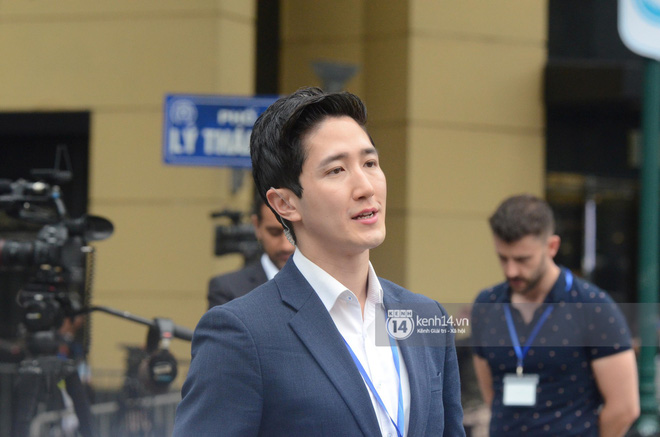 Nhiều chị em công sở bủa vây, tranh nhau chụp ảnh cùng nam phóng viên Hàn Quốc điển trai trên phố Hà Nội