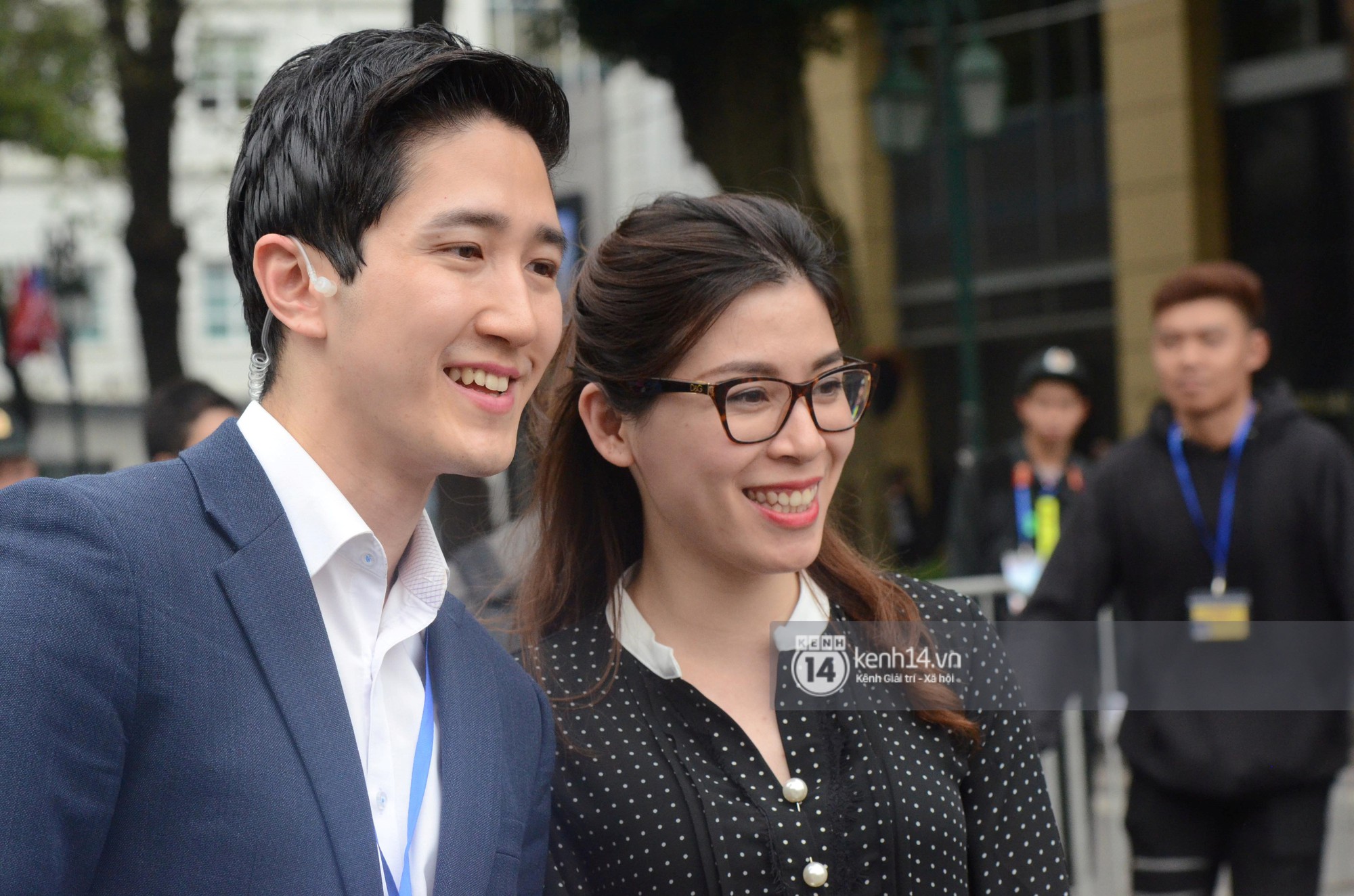 Nhiều chị em công sở bủa vây, tranh nhau chụp ảnh cùng nam phóng viên Hàn Quốc điển trai trên phố Hà Nội