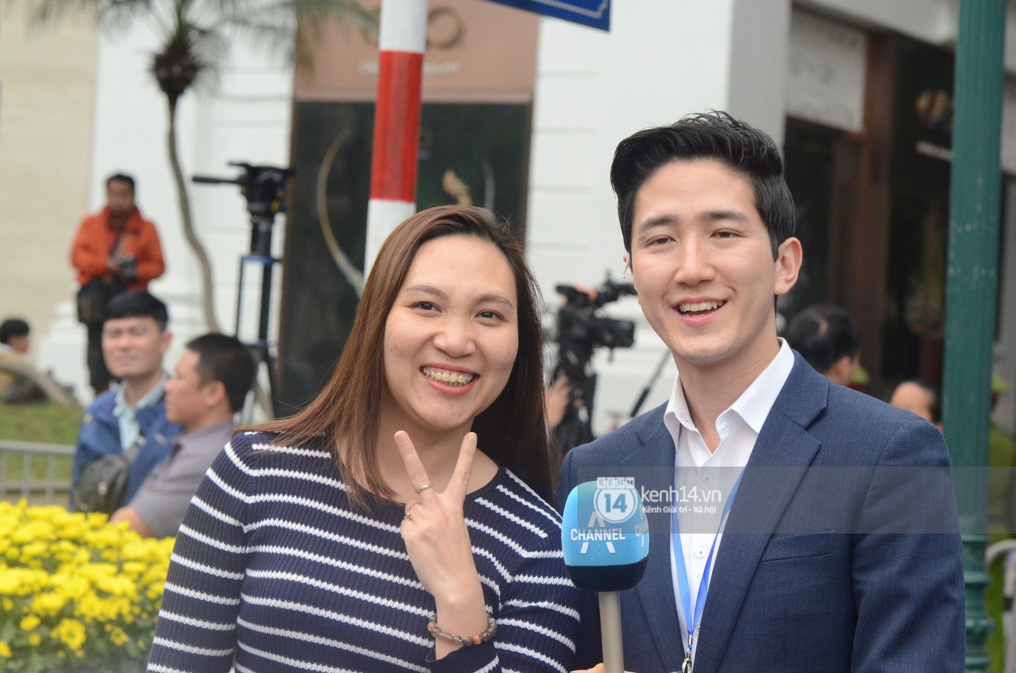 Nhiều chị em công sở bủa vây, tranh nhau chụp ảnh cùng nam phóng viên Hàn Quốc điển trai trên phố Hà Nội