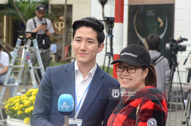 Nhiều chị em công sở bủa vây, tranh nhau chụp ảnh cùng nam phóng viên Hàn Quốc điển trai trên phố Hà Nội