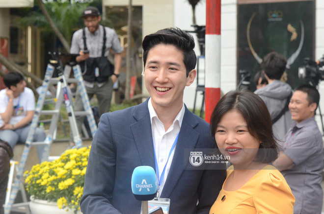 Nhiều chị em công sở bủa vây, tranh nhau chụp ảnh cùng nam phóng viên Hàn Quốc điển trai trên phố Hà Nội