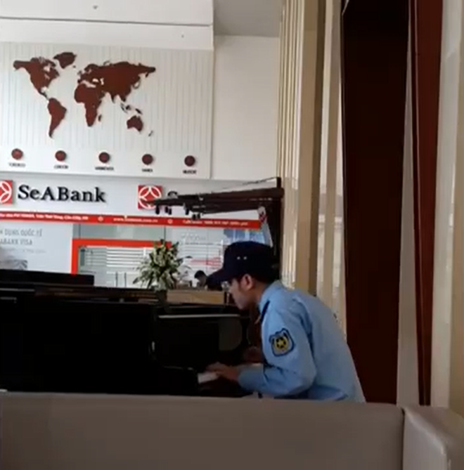 Chàng bảo vệ phiêu bên chiếc đàn piano: Khí chất con người không nằm ở trang phục hay nghề nghiệp