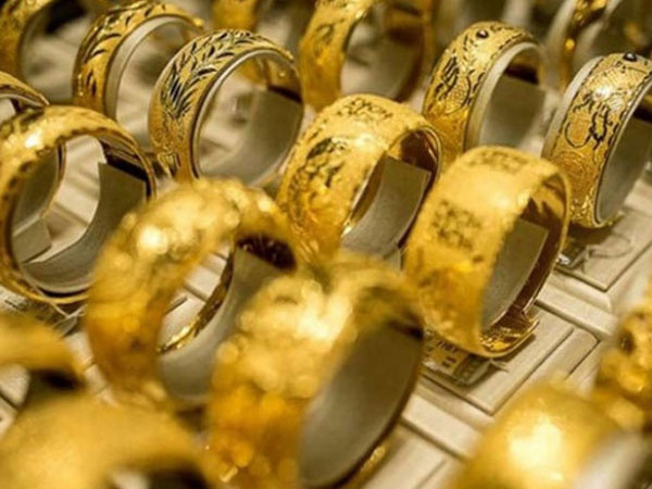 Giá vàng hôm nay 27/2: Áp lực dồn dập, vàng vẫn treo cao