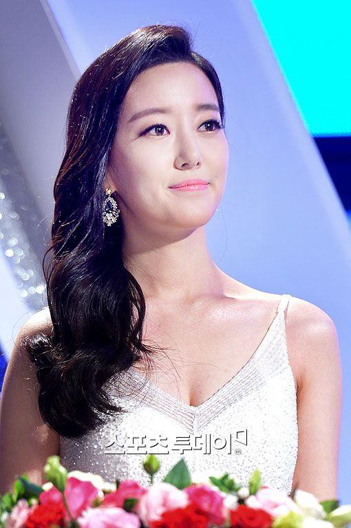 Nữ MC Hàn xinh đẹp tác nghiệp trên nóc khách sạn Daewoo gây sốt Việt Nam nổi tiếng ra sao?