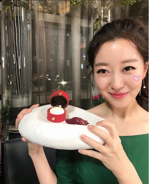 Nữ MC Hàn xinh đẹp tác nghiệp trên nóc khách sạn Daewoo gây sốt Việt Nam nổi tiếng ra sao?