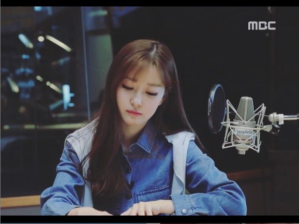 Nữ MC Hàn xinh đẹp tác nghiệp trên nóc khách sạn Daewoo gây sốt Việt Nam nổi tiếng ra sao?