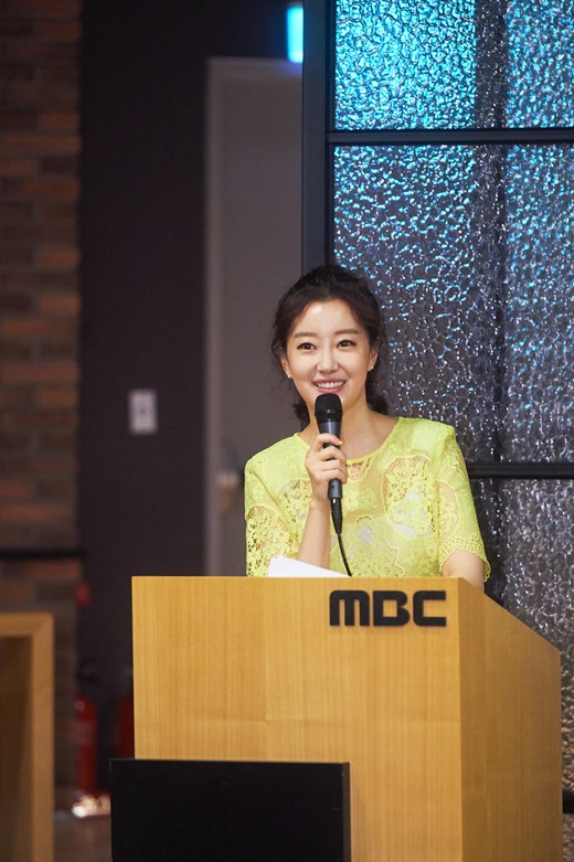 Nữ MC Hàn xinh đẹp tác nghiệp trên nóc khách sạn Daewoo gây sốt Việt Nam nổi tiếng ra sao?