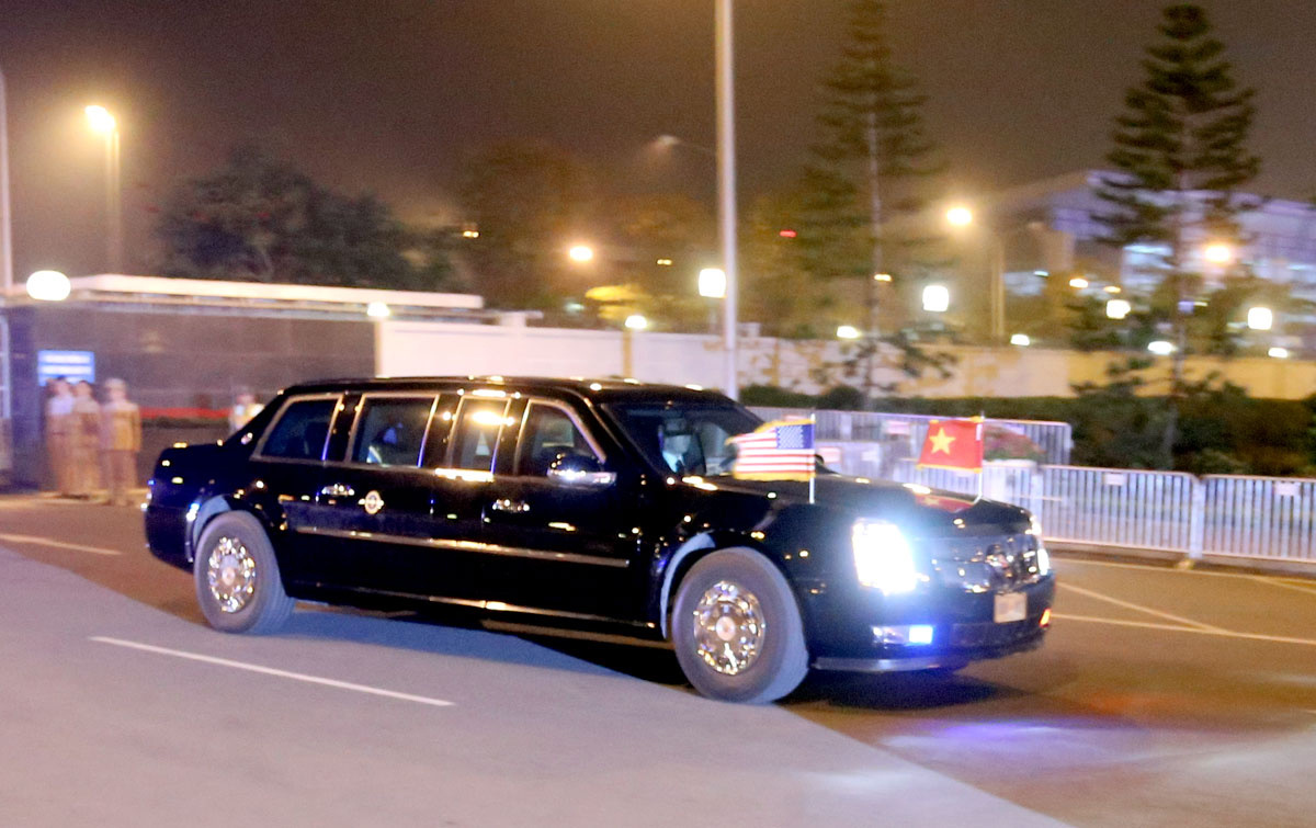 Biệt đội xe bọc thép hộ tống ông Trump từ sân bay về Hà Nội