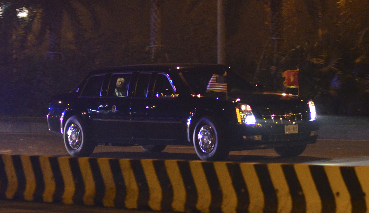 Biệt đội xe bọc thép hộ tống ông Trump từ sân bay về Hà Nội