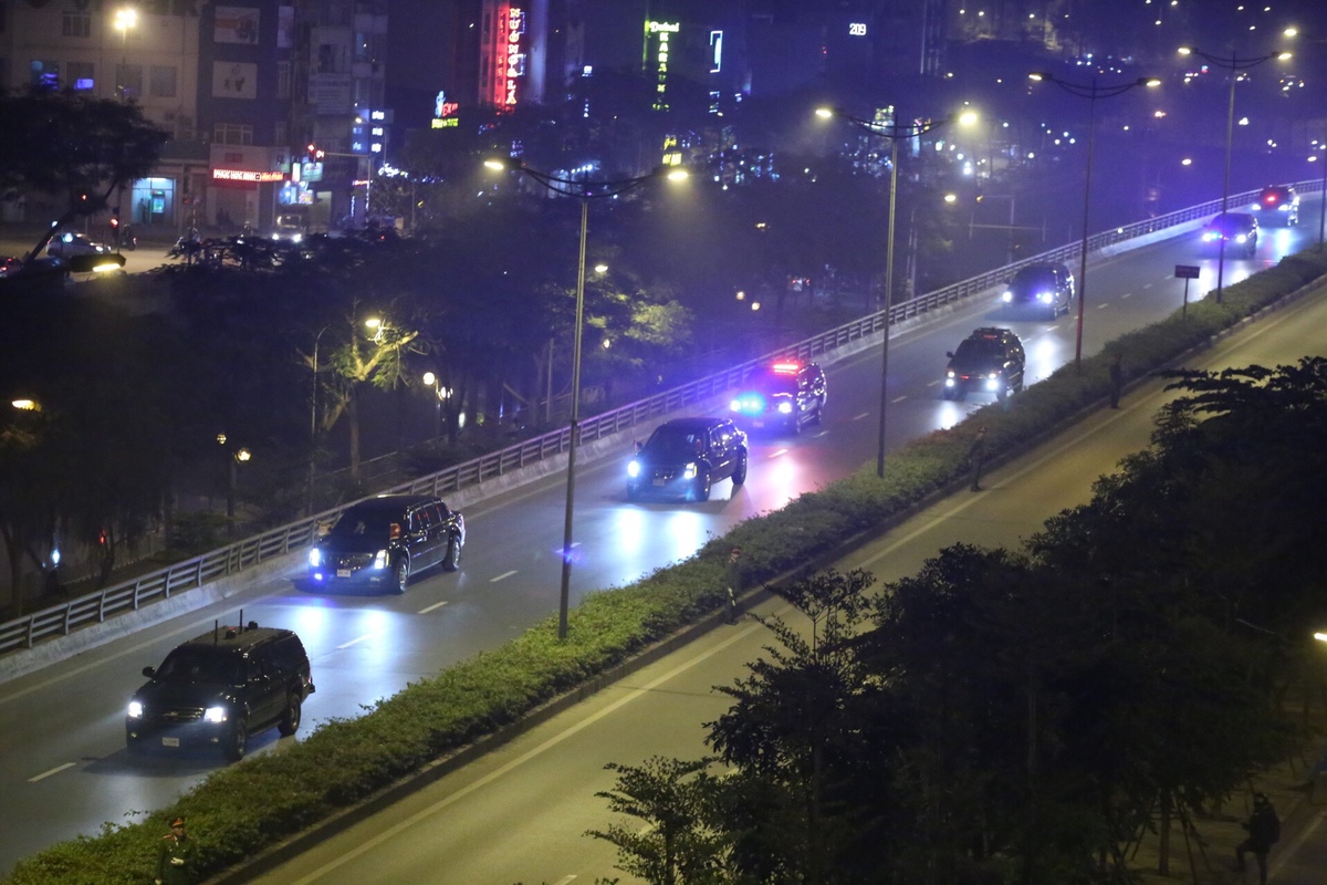 Biệt đội xe bọc thép hộ tống ông Trump từ sân bay về Hà Nội