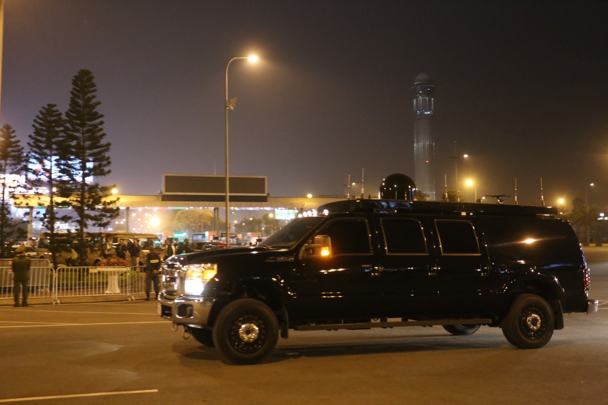 Biệt đội xe bọc thép hộ tống ông Trump từ sân bay về Hà Nội