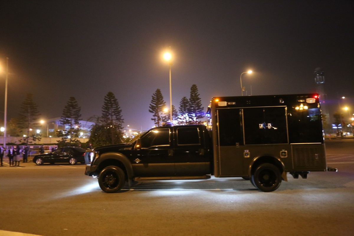 Biệt đội xe bọc thép hộ tống ông Trump từ sân bay về Hà Nội