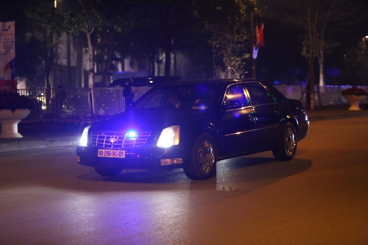 Biệt đội xe bọc thép hộ tống ông Trump từ sân bay về Hà Nội