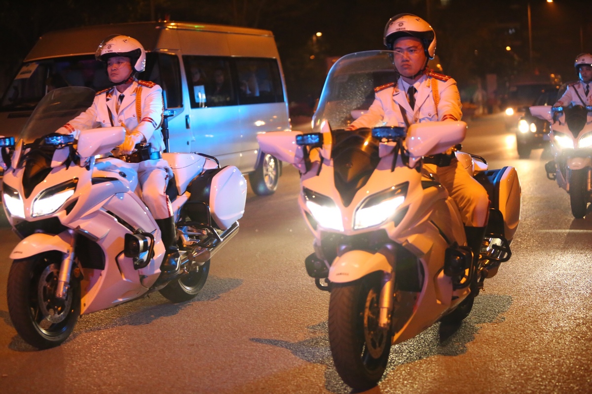 Biệt đội xe bọc thép hộ tống ông Trump từ sân bay về Hà Nội