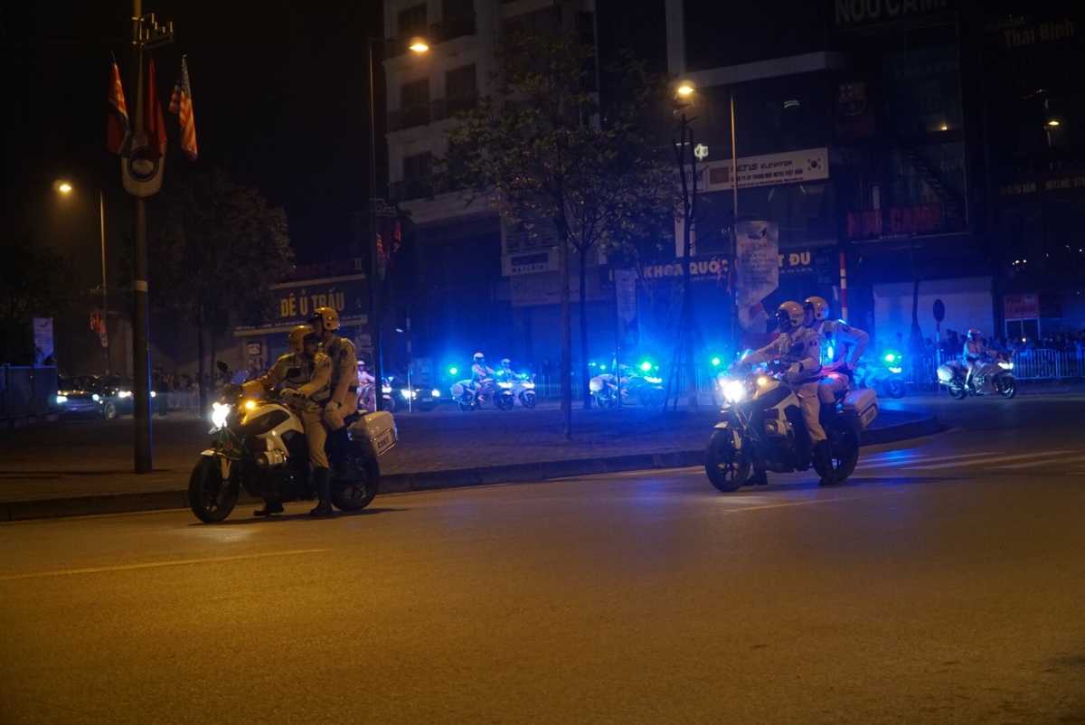 Biệt đội xe bọc thép hộ tống ông Trump từ sân bay về Hà Nội