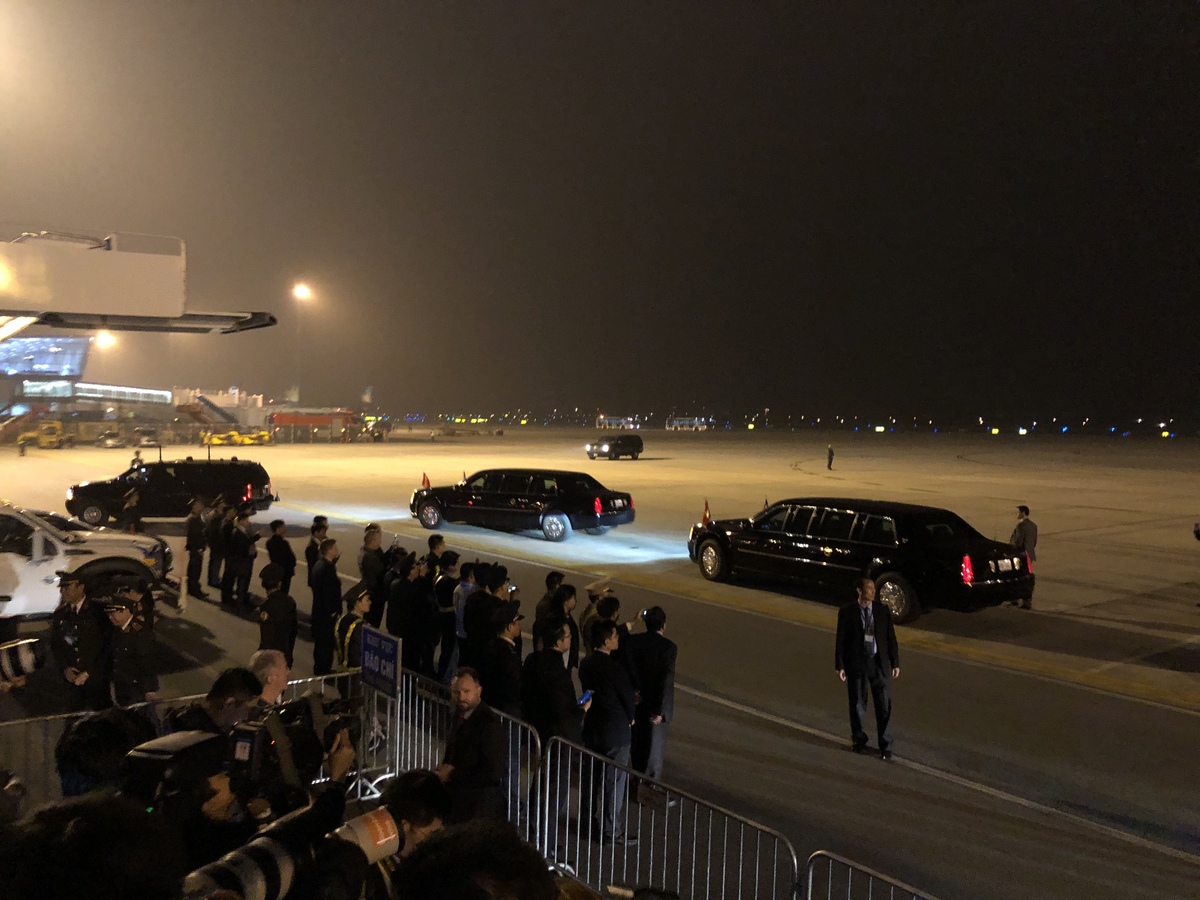 Biệt đội xe bọc thép hộ tống ông Trump từ sân bay về Hà Nội