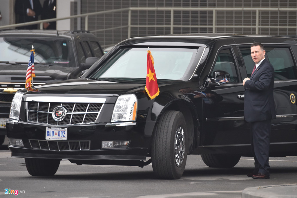 Mật vụ Mỹ dùng ống nhòm, đo đạc chi tiết quanh khách sạn TT Trump ở