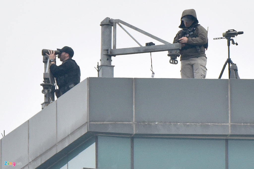 Mật vụ Mỹ dùng ống nhòm, đo đạc chi tiết quanh khách sạn TT Trump ở