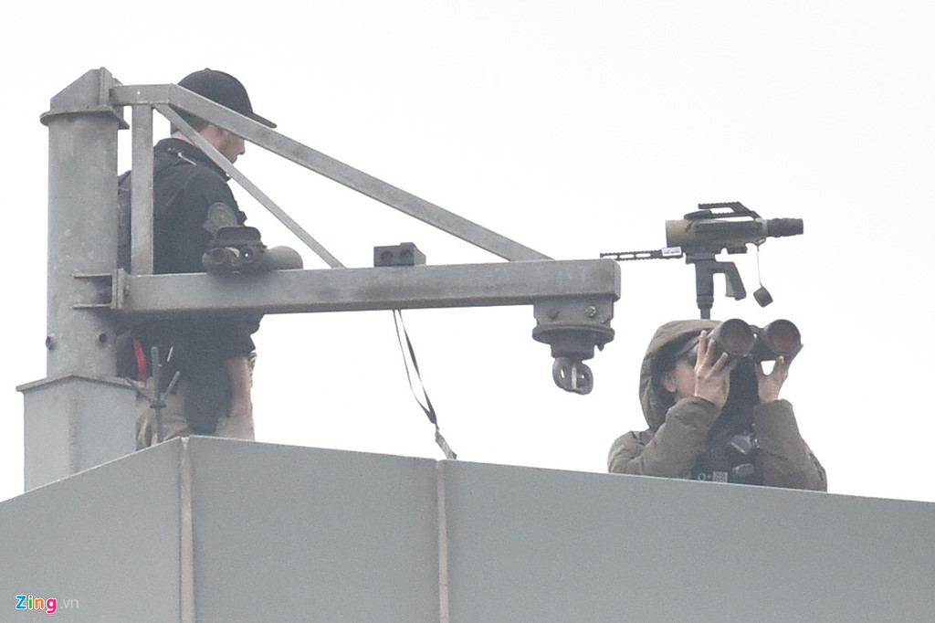 Mật vụ Mỹ dùng ống nhòm, đo đạc chi tiết quanh khách sạn TT Trump ở