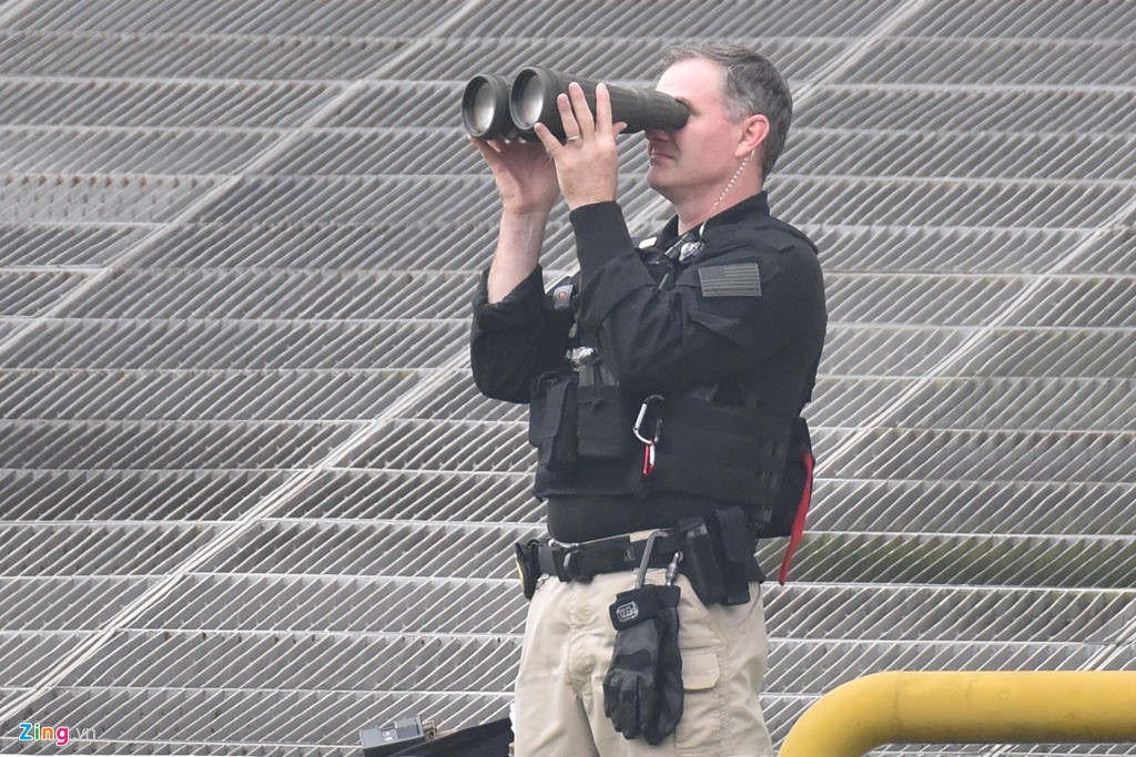 Mật vụ Mỹ dùng ống nhòm, đo đạc chi tiết quanh khách sạn TT Trump ở