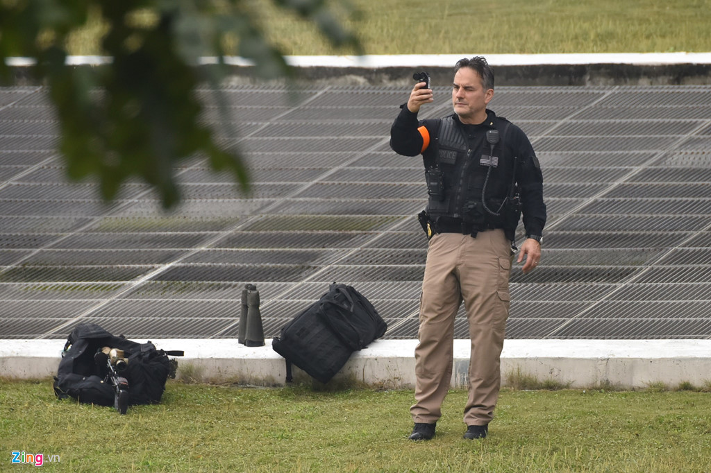 Mật vụ Mỹ dùng ống nhòm, đo đạc chi tiết quanh khách sạn TT Trump ở