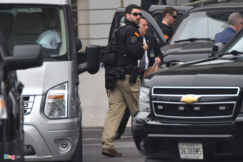 Mật vụ Mỹ dùng ống nhòm, đo đạc chi tiết quanh khách sạn TT Trump ở