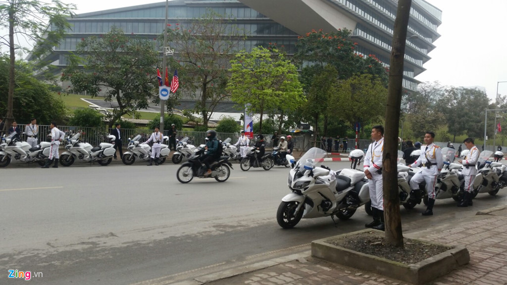 Mật vụ Mỹ dùng ống nhòm, đo đạc chi tiết quanh khách sạn TT Trump ở