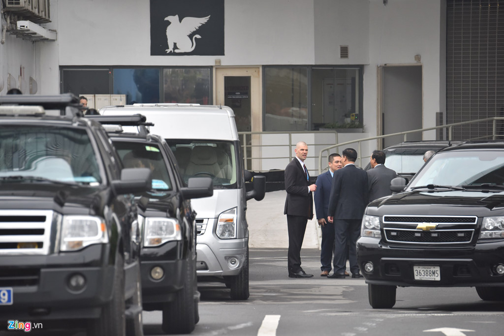 Mật vụ Mỹ dùng ống nhòm, đo đạc chi tiết quanh khách sạn TT Trump ở