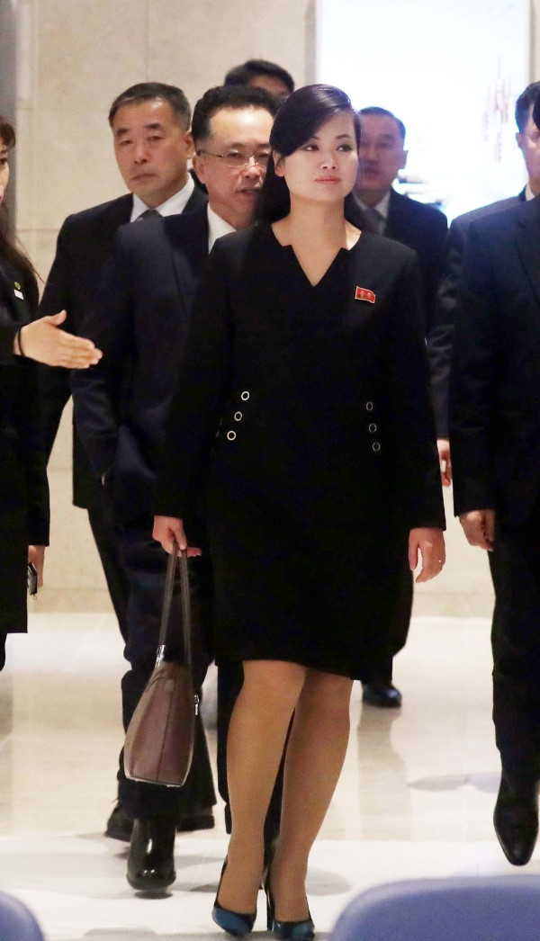 Nhan sắc nữ ca sĩ quyền lực tháp tùng ông Kim Jong Un đến Hà Nội