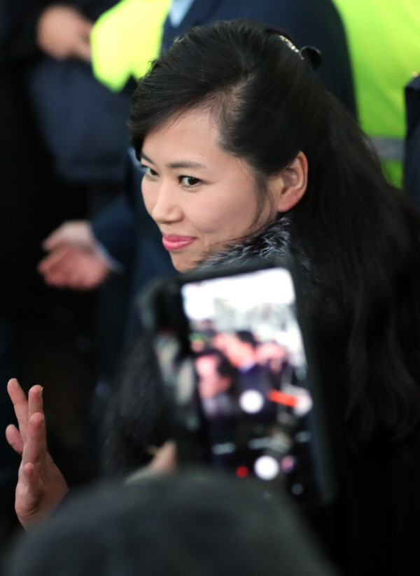 Nhan sắc nữ ca sĩ quyền lực tháp tùng ông Kim Jong Un đến Hà Nội