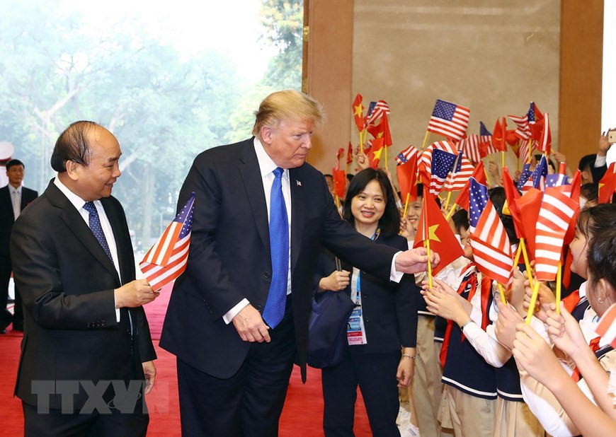 Hành động bất ngờ của TT Trump khi gặp Thủ tướng