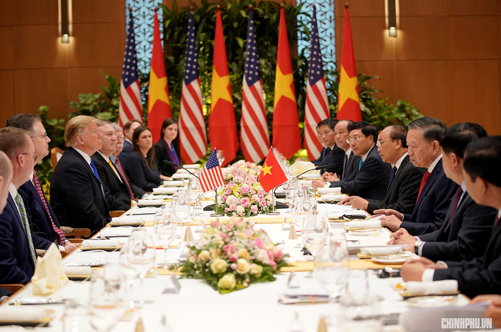 Hành động bất ngờ của TT Trump khi gặp Thủ tướng