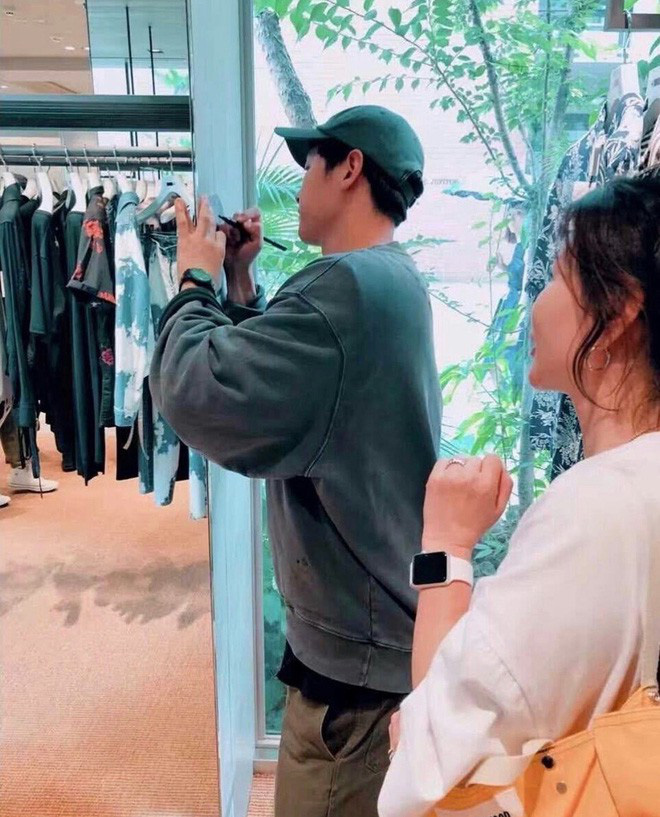 Soi ra sự thật về bức ảnh dẫn đến tin đồn Song Joong Ki và Song Hye Kyo ly hôn Soi ra sự thật về bức ảnh dẫn đến tin đồn Song Joong Ki và Song Hye Kyo ly hôn