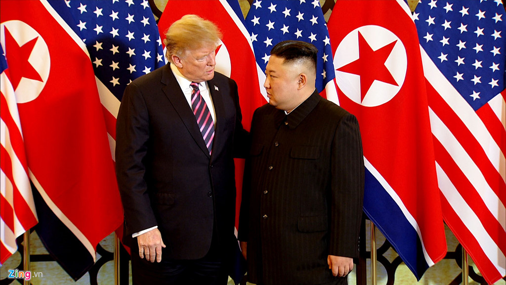 Những khoảnh khắc trong cú bắt tay lịch sử Trump - Kim ở HN