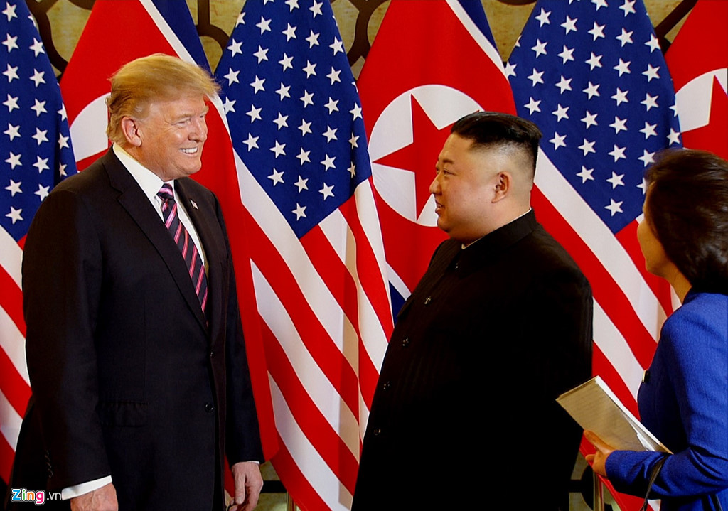 Những khoảnh khắc trong cú bắt tay lịch sử Trump - Kim ở HN