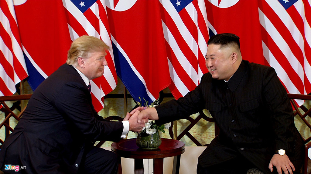 Những khoảnh khắc trong cú bắt tay lịch sử Trump - Kim ở HN