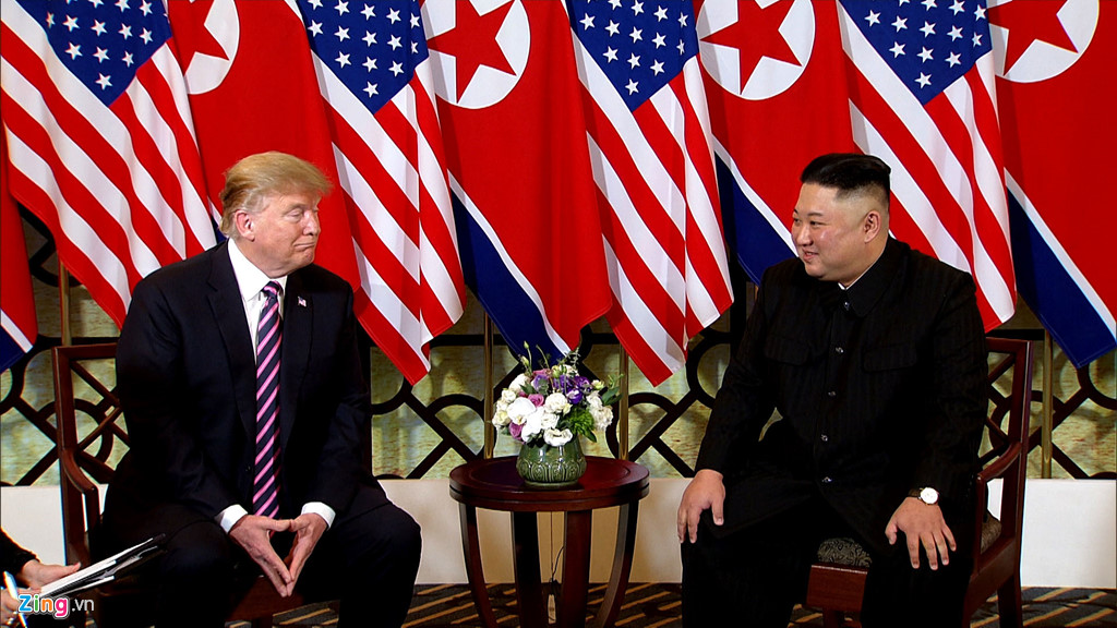 Những khoảnh khắc trong cú bắt tay lịch sử Trump - Kim ở HN