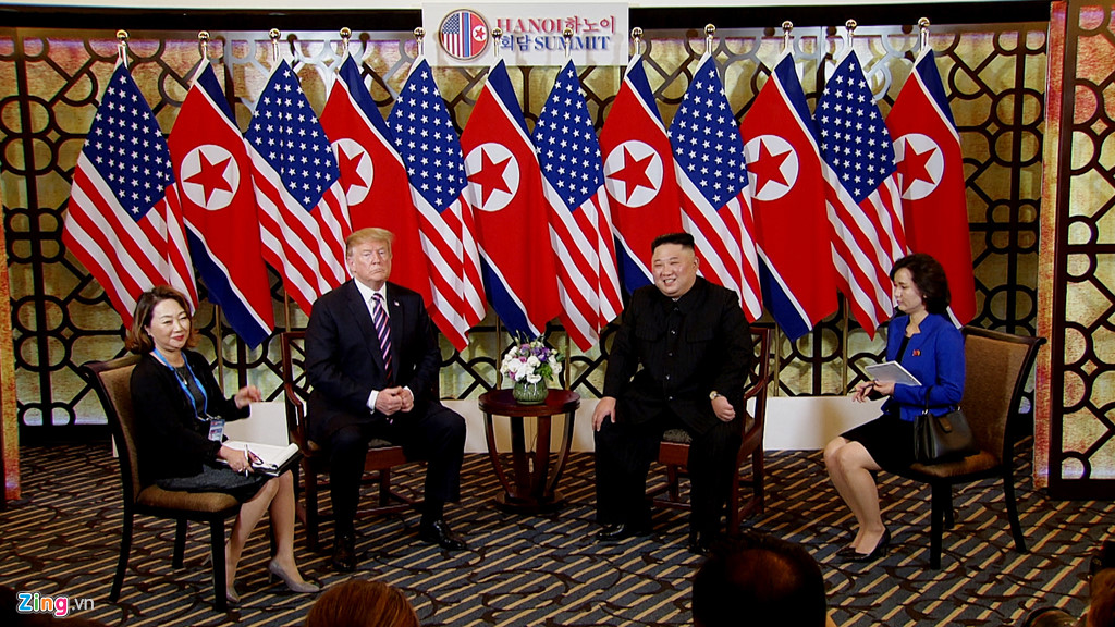 Những khoảnh khắc trong cú bắt tay lịch sử Trump - Kim ở HN