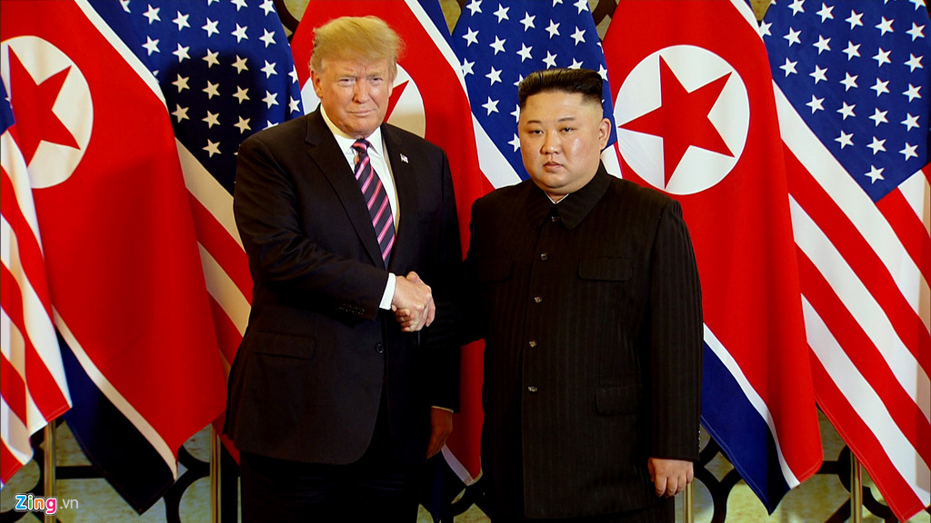 Những khoảnh khắc trong cú bắt tay lịch sử Trump - Kim ở HN