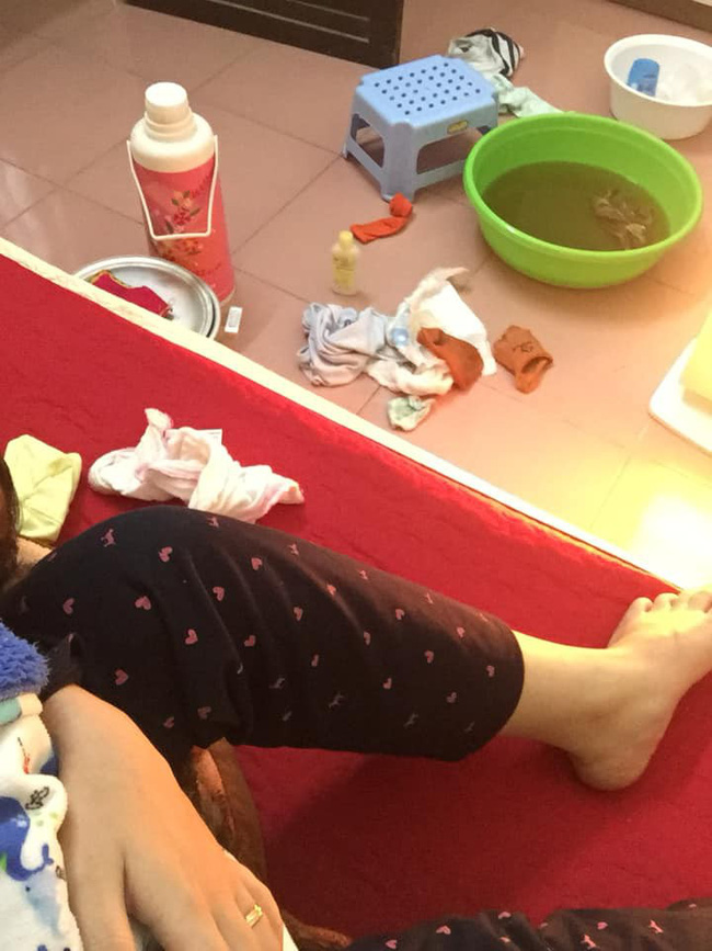 Bức ảnh mẹ trẻ chật vật ôm con giữa ngổn ngang tã bỉm xô chậu khi cả nhà đi vắng khiến chị em nhói lòng