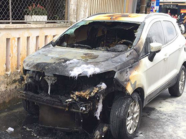 Cảnh sát điều tra ôtô đậu trong ngõ bỗng bốc cháy vào buổi tối