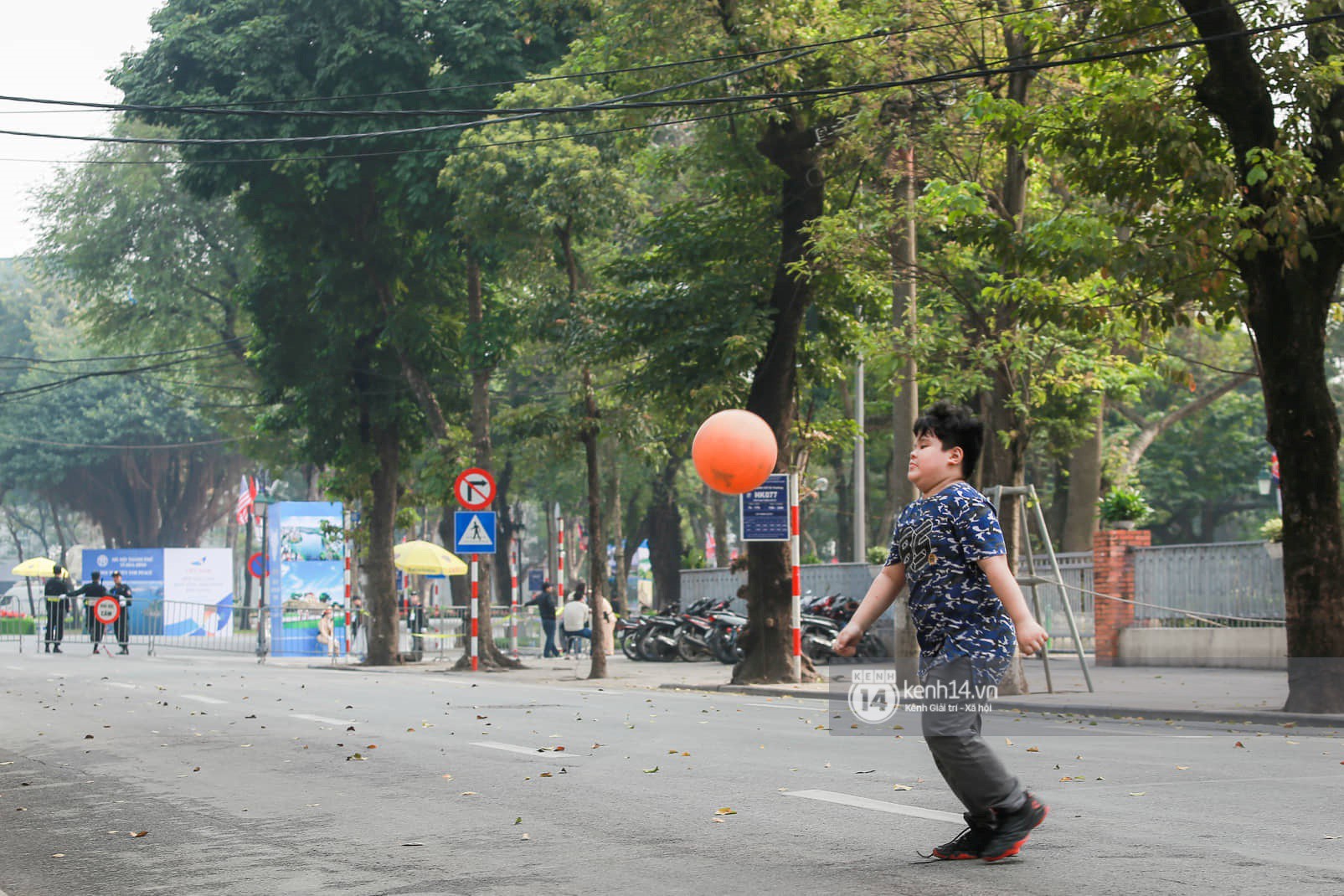 Nhiều tuyến phố Hà Nội vắng lặng, yên bình trước giờ diễn ra cuộc gặp thượng đỉnh giữa Tổng thống Donald Trump và Chủ tịch Kim Jong Un